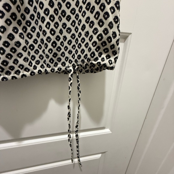 The Loft Sleeveless Black & Cream Blouse. Size Medium Petite. - Picture 4 of 5